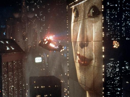Hochhauskulisse mit fliegenden Autos aus dem Film "Blade Runner", 1982.