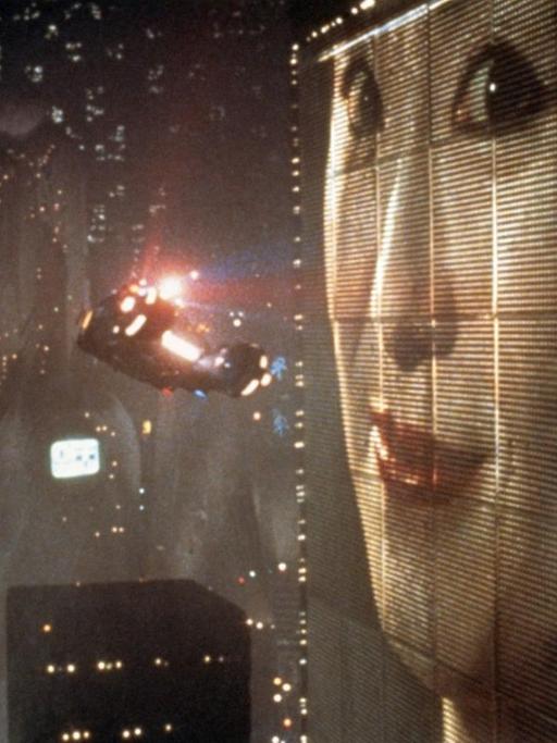 Hochhauskulisse mit fliegenden Autos aus dem Film "Blade Runner", 1982.