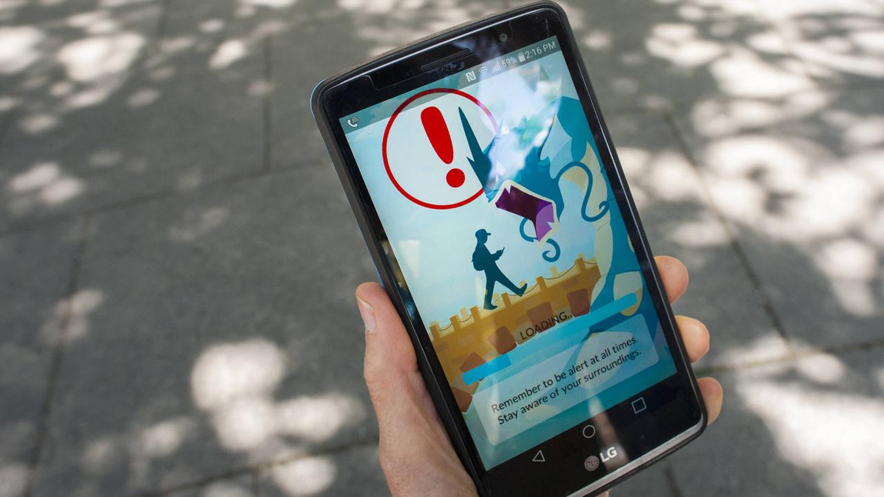 Ein Spieler mit der App "Pokémon Go" auf seinem Smartphone. Ein Spieler mit der App "Pokémon Go" auf seinem Smartphone.