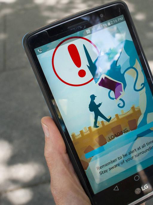 Ein Spieler mit der App "Pokémon Go" auf seinem Smartphone.