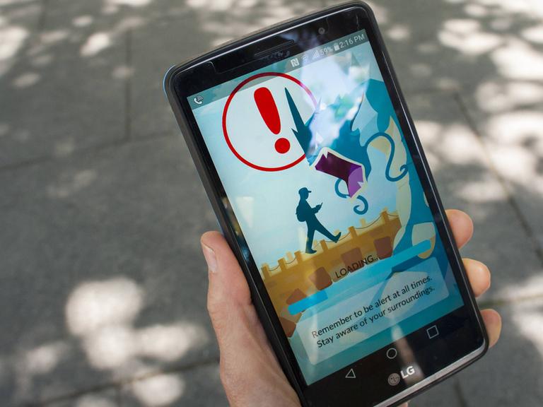 Ein Spieler mit der App "Pokémon Go" auf seinem Smartphone.