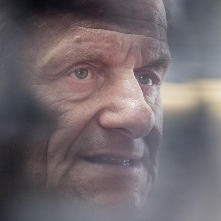 Unscharfes Bild von DOSB-Präsident Alfons Hörmann, der hinter Schatten verschwindet
