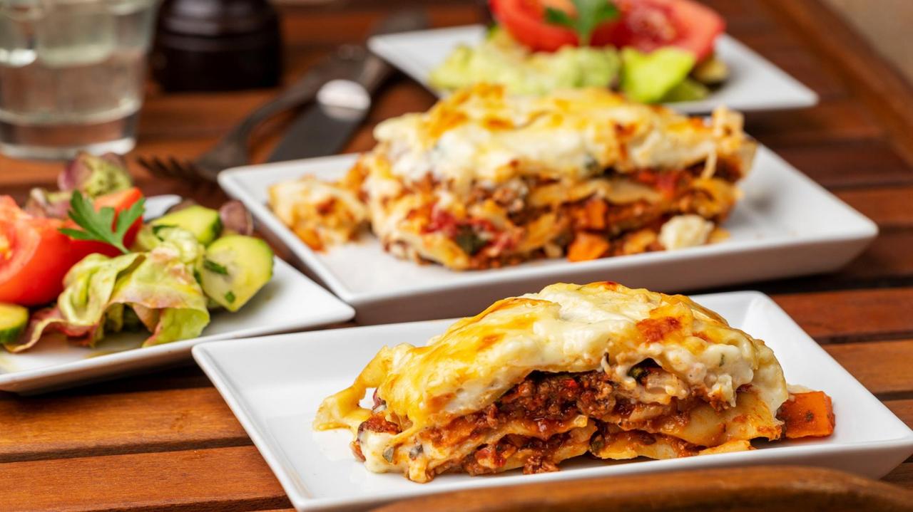 Nahaufnahme der Lasagne auf einem Tablett. Nahaufnahme der Lasagne auf einem Tablett.