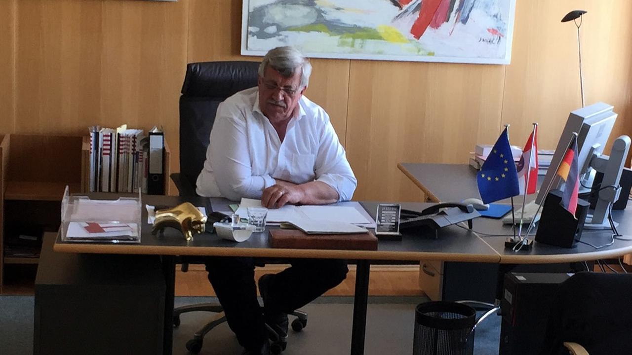 Der ermordete Politiker Walter Lübcke sitzt an seinem Schreibtisch Der ermordete Politiker Walter Lübcke sitzt an seinem Schreibtisch