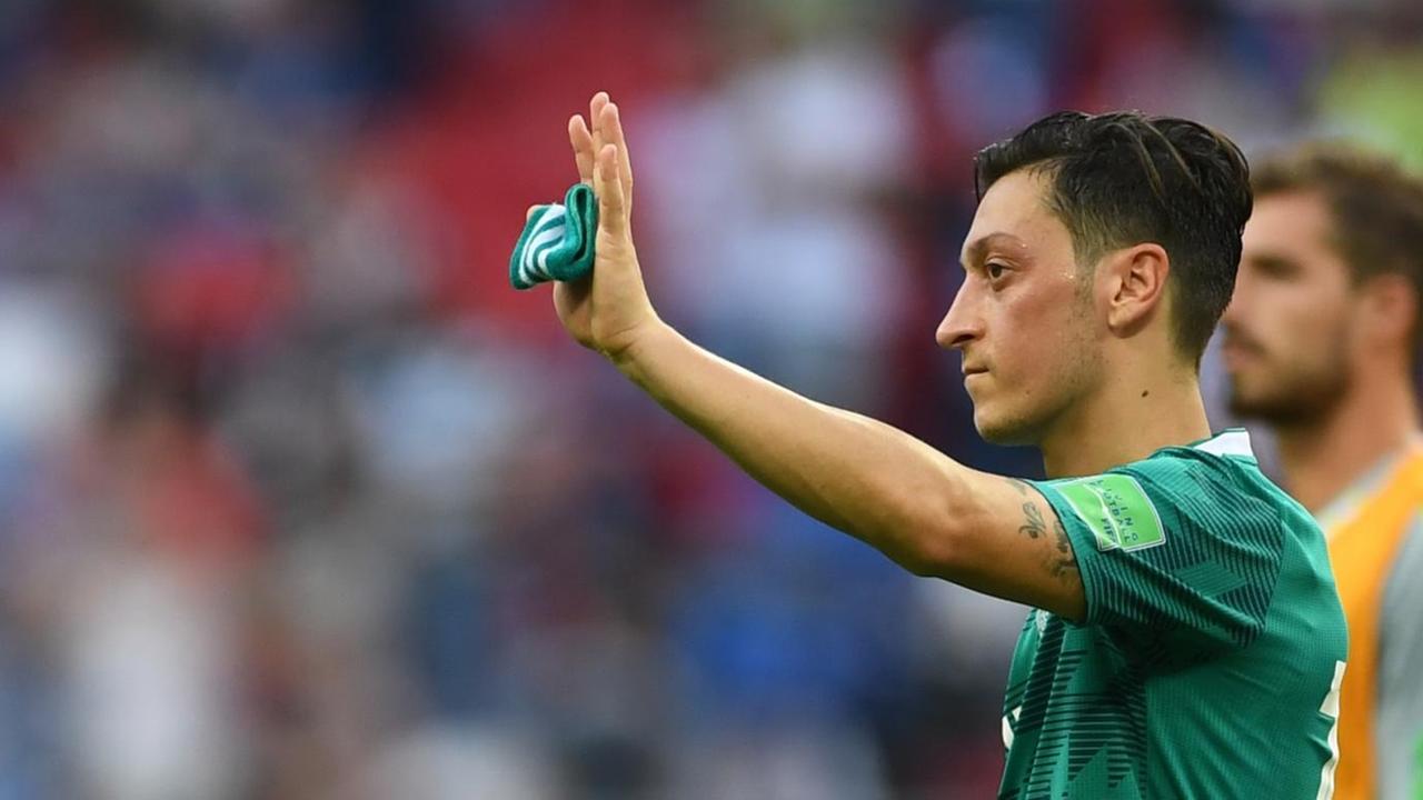 Das Foto zeigt Mesut Özil in einem grünen Trikot. Das Foto zeigt Mesut Özil in einem grünen Trikot.
