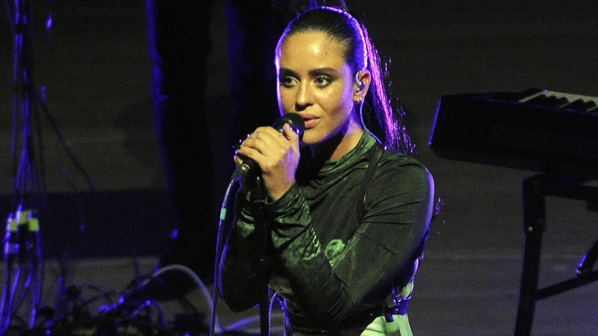 Am Mikrofon Die Sängerin und Pianistin Dillon deutschlandfunk.de