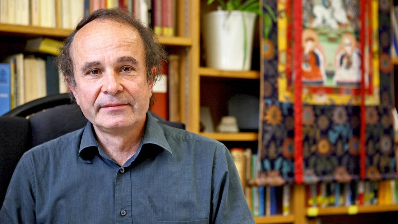 Michael von Brück am 29.05.2008 in seinem Büro in München. Michael von Brück (geboren 1949 in Dresden) ist evangelischer Theologe, Zen- und Yoga-Lehrer. Er leitet den Lehrstuhl für Religionswissenschaft an der Ludwig-Maximilians-Universität München (LMU). Michael von Brück am 29.05.2008 in seinem Büro in München. Michael von Brück (geboren 1949 in Dresden) ist evangelischer Theologe, Zen- und Yoga-Lehrer. Er leitet den Lehrstuhl für Religionswissenschaft an der Ludwig-Maximilians-Universität München (LMU).
