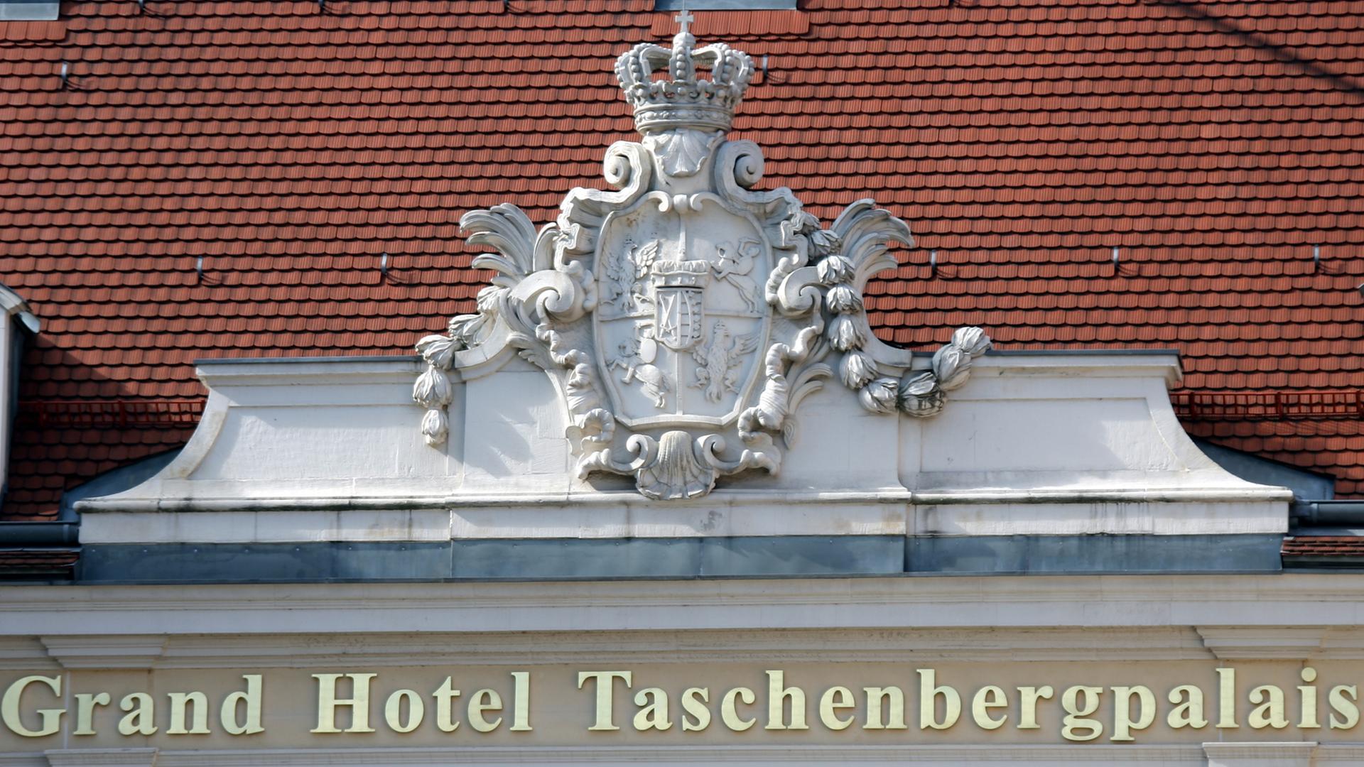 Blick auf den Giebel über dem Portal des Kempinski Hotels "Taschenbergpalais" in Dresden Blick auf den Giebel über dem Portal des Kempinski Hotels "Taschenbergpalais" in Dresden