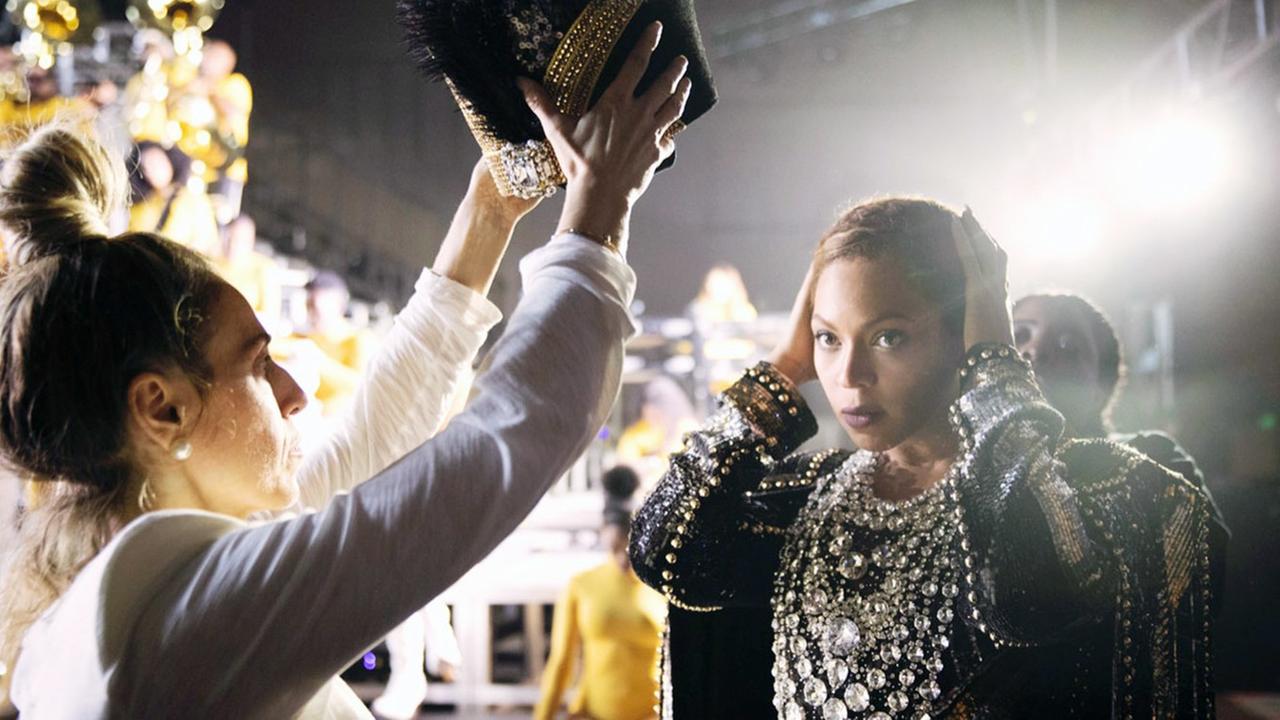 Filmszene aus dem Netflix-Dokufilm "Homecoming" von und mit der US-Sängerin Beyoncé. Die Szene zeigt die Sängerin beim Umkleiden für ihren Auftritt in der Garderobe. Filmszene aus dem Netflix-Dokufilm "Homecoming" von und mit der US-Sängerin Beyoncé. Die Szene zeigt die Sängerin beim Umkleiden für ihren Auftritt in der Garderobe.