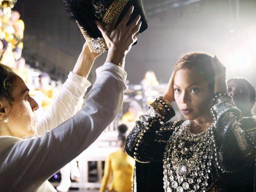 Filmszene aus dem Netflix-Dokufilm "Homecoming" von und mit der US-Sängerin Beyoncé. Die Szene zeigt die Sängerin beim Umkleiden für ihren Auftritt in der Garderobe.