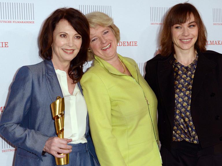 Schauspielerin Iris Berben (l.), Kulturstaatsministerin Monika Grütters (CDU, M.) und Schauspielerin Christiane Paul (r.) posieren bei der Bekanntgabe der Nominierungen für den Deutschen Filmpreis 2014.