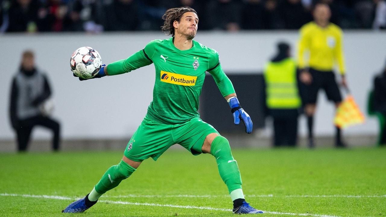 Borussia Mönchengladbachs Torwart Yann Sommer beim Abwurf im Pokalspiel gegen Bayer Leverkusen am 31.10.2018. Borussia Mönchengladbachs Torwart Yann Sommer beim Abwurf im Pokalspiel gegen Bayer Leverkusen am 31.10.2018.