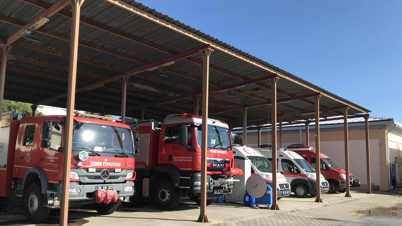 Allzeit bereit – die Einsatzfahrzeuge der Feuerwehr von Izmir. Allzeit bereit – die Einsatzfahrzeuge der Feuerwehr von Izmir.