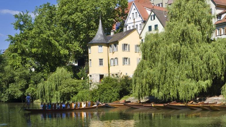 Blick auf die Tübinger Altstadt mit Hölderlinturm und Stocherkähnen am Neckar. Blick auf die Tübinger Altstadt mit Hölderlinturm und Stocherkähnen am Neckar.