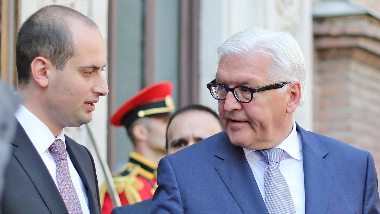 Bundesaußenminister Steinmeier mit seinem georgischen Amtskollegen Dschanelidse beim Verlassen des Außenministeriums in Tiflis. Bundesaußenminister Steinmeier mit seinem georgischen Amtskollegen Dschanelidse beim Verlassen des Außenministeriums in Tiflis.