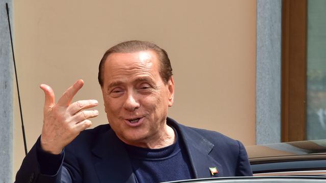 Silvio Berlusconi steigt am 9. Mai 2014 in ein Auto ein und zeigt eine grüßende Geste.