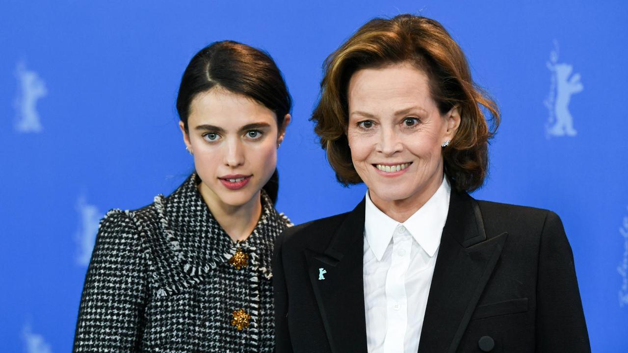 Die Schauspielerinnen Margaret Qualley und Sigourney Weaver vor einer blauen Berlinale-Wand Die Schauspielerinnen Margaret Qualley und Sigourney Weaver vor einer blauen Berlinale-Wand