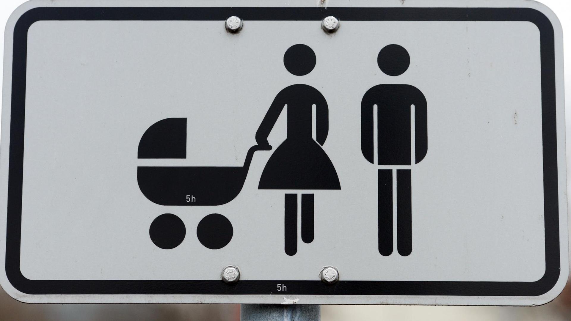 Ein Zusatzschild eines Verkehrsschildes zeigt in Berlin eine Familie mit Kinderwagen. Ein Zusatzschild eines Verkehrsschildes zeigt in Berlin eine Familie mit Kinderwagen.