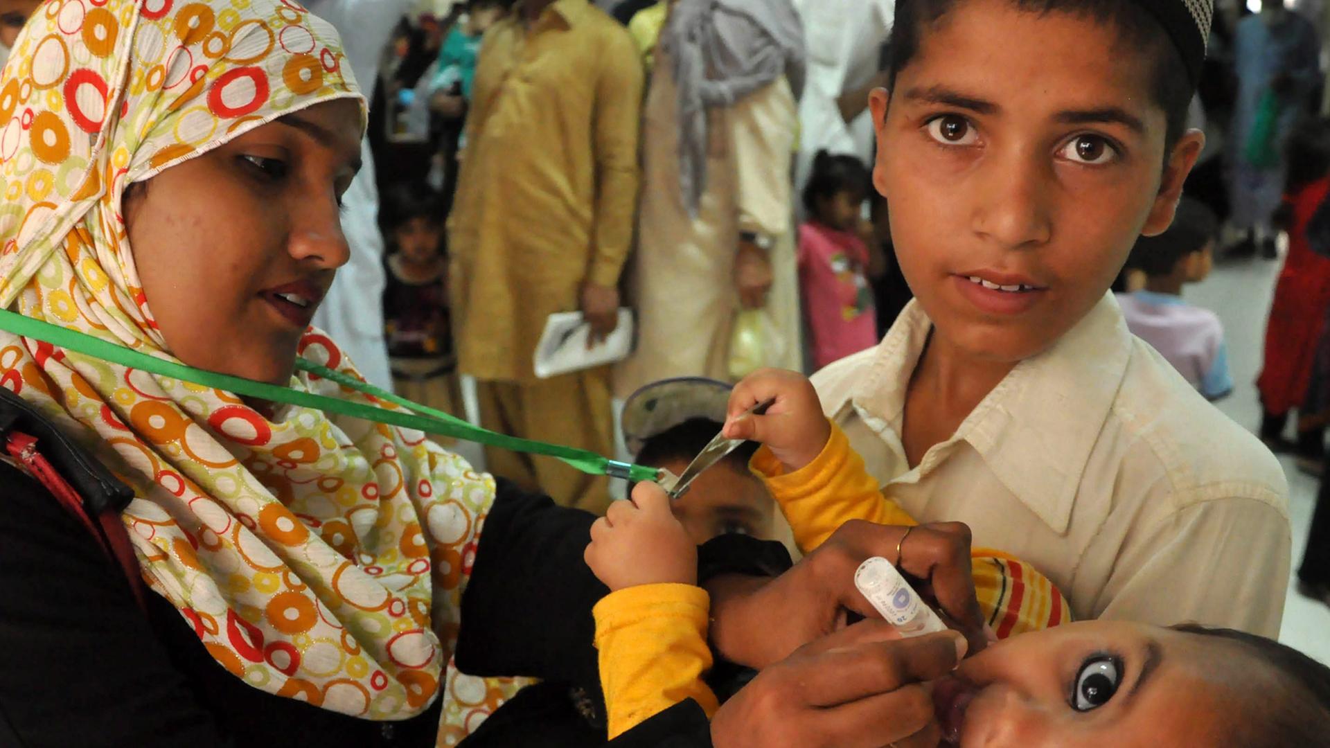 Ein Kind wird im pakistanischen Karachi gegen Polio geimpft. Ein Kind wird im pakistanischen Karachi gegen Polio geimpft.