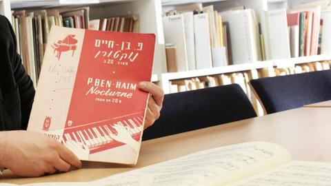 Der Direktor des Schweriner Konservatoriums, Volker Ahmels, zeigt in Schwerin (Mecklenburg-Vorpommern) eine Partitur des Komponisten Paul Ben-Haim aus der umfangreiche Partiturensammlung von verfemten Komponisten.