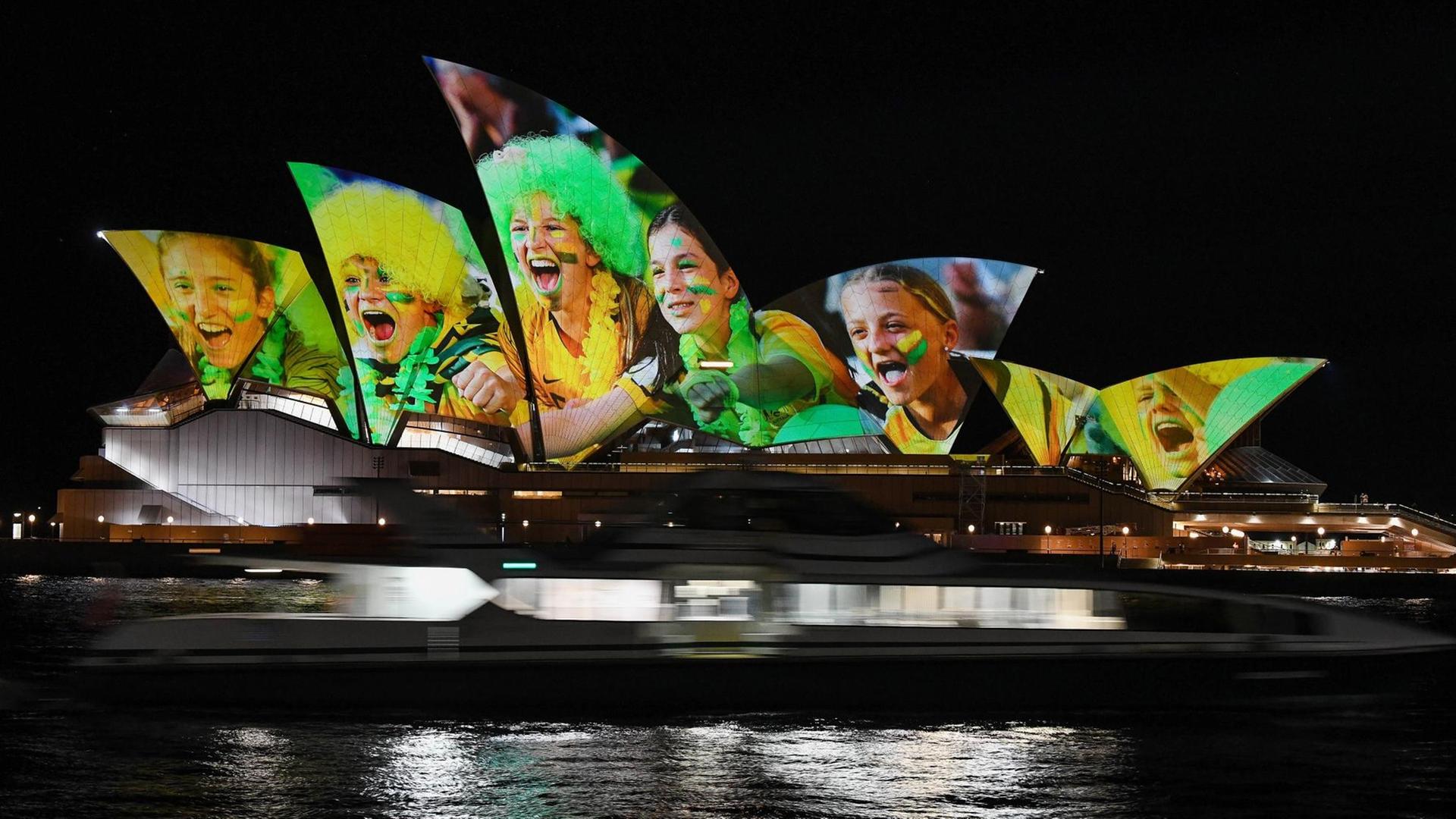 Mit Projektionen und Lichteffekten auf dem Opern-Haus wird in Sydney die Vergabe der Fraußenfußball-WM an Australien und Neuseeland gefeiert Mit Projektionen und Lichteffekten auf dem Opern-Haus wird in Sydney die Vergabe der Fraußenfußball-WM an Australien und Neuseeland gefeiert