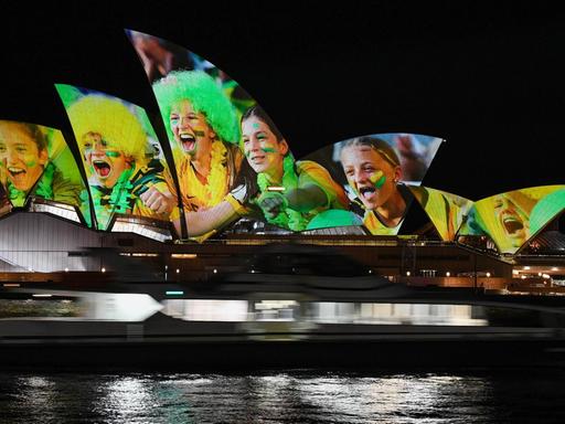 Mit Projektionen und Lichteffekten auf dem Opern-Haus wird in Sydney die Vergabe der Fraußenfußball-WM an Australien und Neuseeland gefeiert