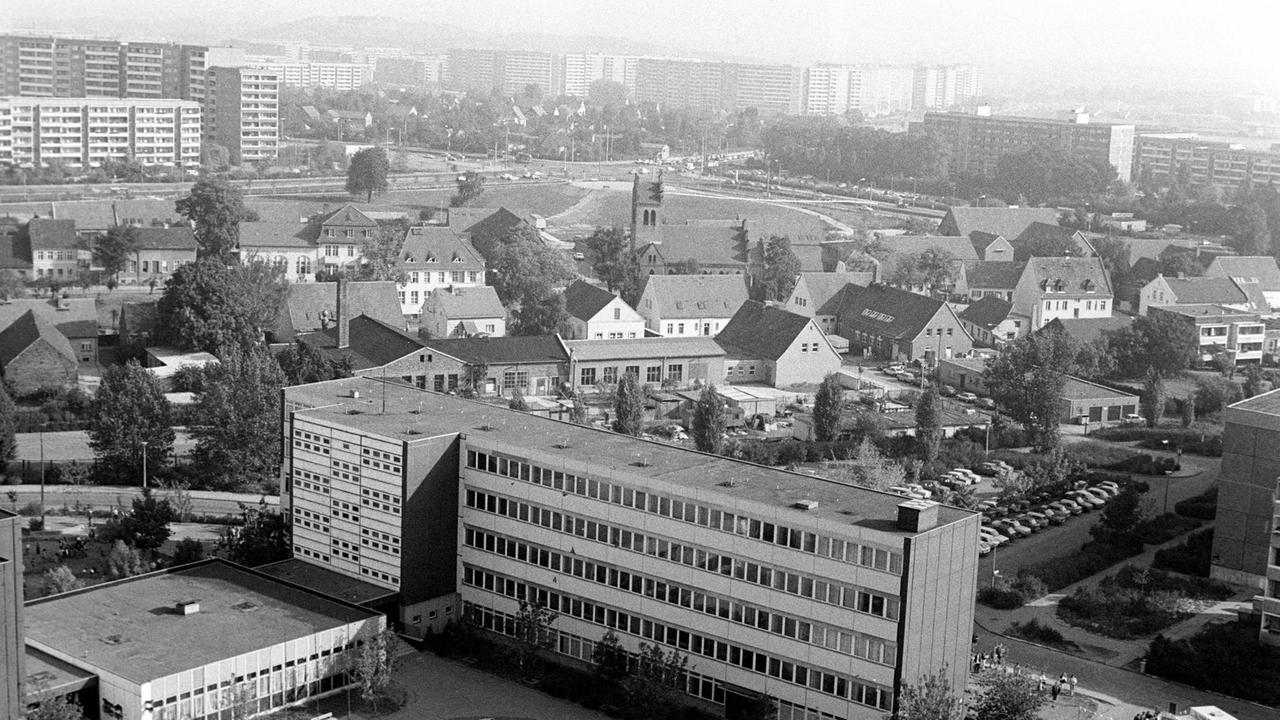 Schwarzweiß-Luftaufnahme von Marzahn: In der Mitte zu sehen sind dorfartige Hausanordnungen, darum Neubauten und Hochhäuer. Schwarzweiß-Luftaufnahme von Marzahn: In der Mitte zu sehen sind dorfartige Hausanordnungen, darum Neubauten und Hochhäuer.
