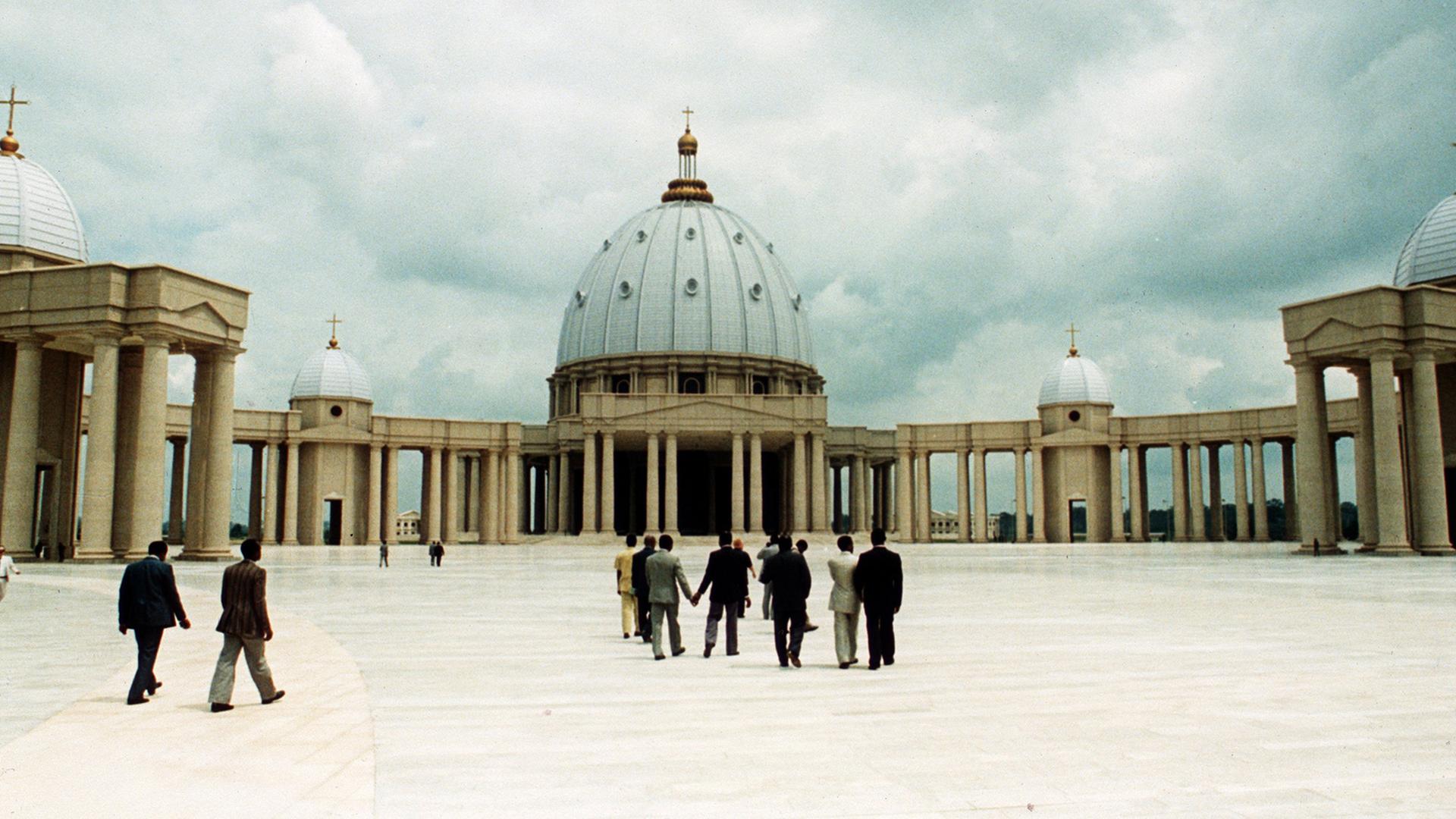 Die Kathedrale "Unserer Lieben Frau des Friedens" in Yamoussoukro an der Elfenbeinküste Die Kathedrale "Unserer Lieben Frau des Friedens" in Yamoussoukro an der Elfenbeinküste