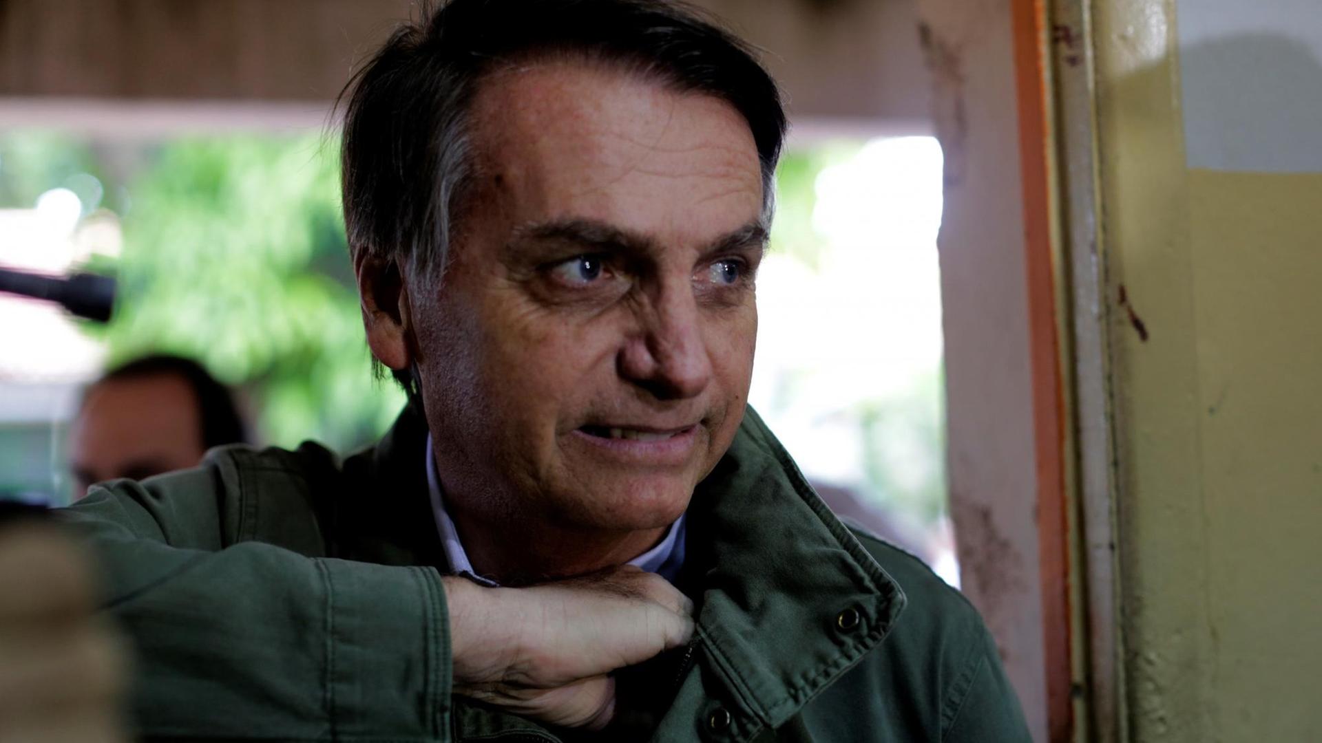 Bild des neuen brasilianischen Präsidenten Jair Bolsonaro mit oliv-grüner Jacke. Bild des neuen brasilianischen Präsidenten Jair Bolsonaro mit oliv-grüner Jacke.
