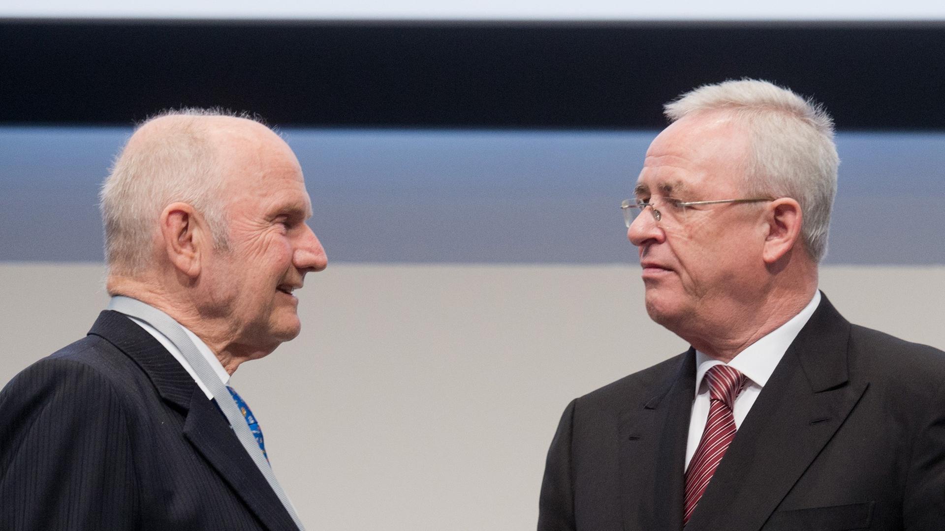 Der Vorstandsvorsitzende der Volkswagen AG, Martin Winterkorn (r) und der Aufsichtsratsvorsitzende der Volkswagen AG, Ferdinand Piech, stehen am 13.05.2014 bei der Hauptversammlung der Volkswagen AG auf dem Messegelände in Hannover (Niedersachsen) Der Vorstandsvorsitzende der Volkswagen AG, Martin Winterkorn (r) und der Aufsichtsratsvorsitzende der Volkswagen AG, Ferdinand Piech, stehen am 13.05.2014 bei der Hauptversammlung der Volkswagen AG auf dem Messegelände in Hannover (Niedersachsen)