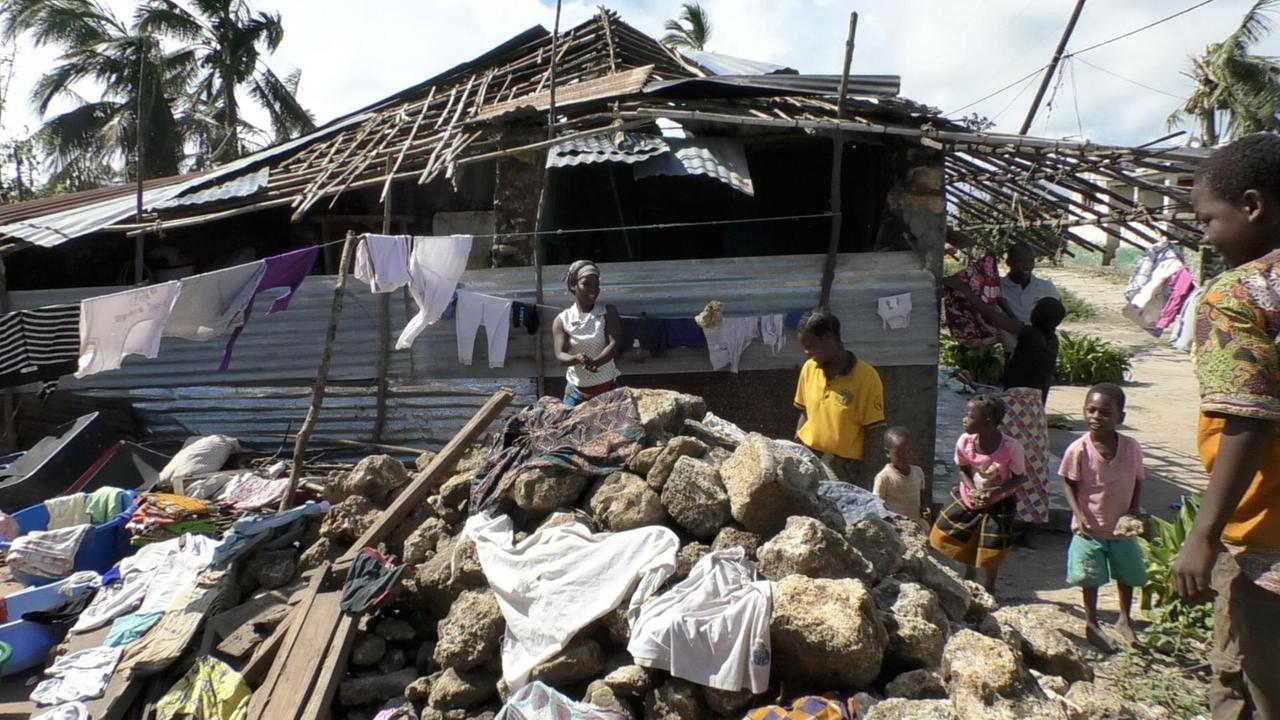 Shamu Raki und ihre Kinder stehen vor den Trümmern ihres Hauses. Der Zyklon "Kenneth" hat der Familie fast alles genommen.