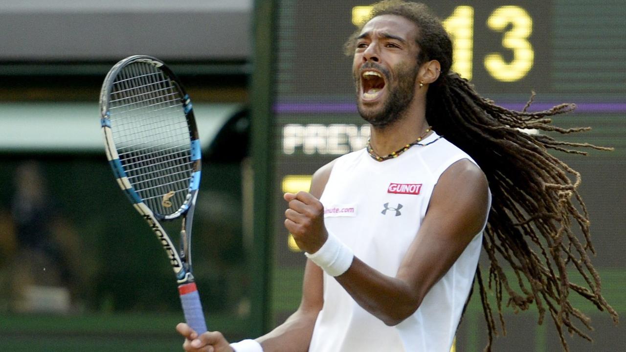 Der Deutsche Dustin Brown jubelt während seines Spiels gegen Rafael Nadal in der zweiten Runde von Wimbledon am 02.07.15 Der Deutsche Dustin Brown jubelt während seines Spiels gegen Rafael Nadal in der zweiten Runde von Wimbledon am 02.07.15