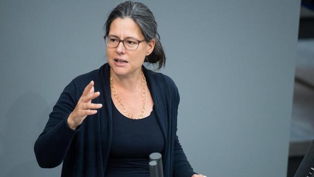 Nina Scheer (SPD) spricht in der Plenarsitzung des Deutschen Bundestages (26.8.2018).