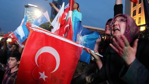 Anhänger der AKP nach der Wahl vor dem Sitz der Partei in Ankara
