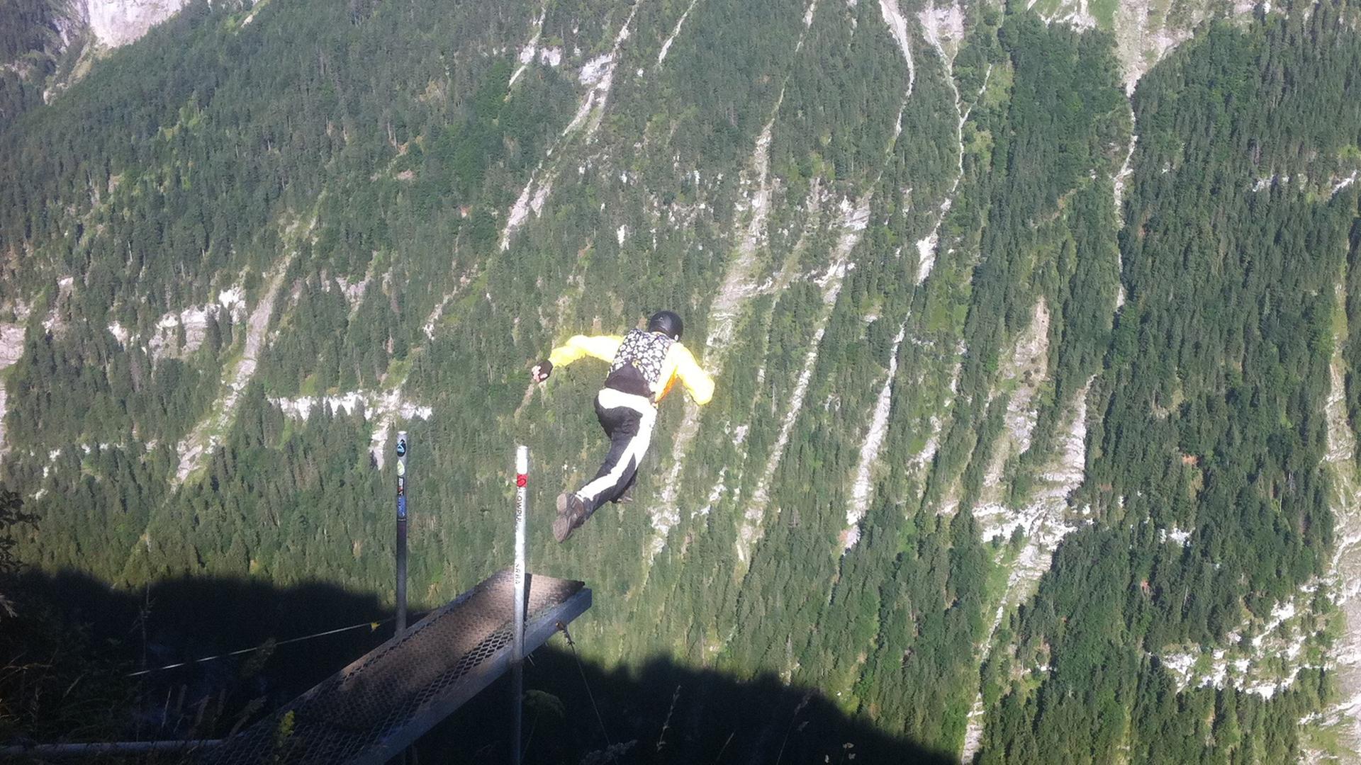 Die Absprungstelle "High ultimate" im Schweizer Lauterbrunnental. Von der Rampe geht es 700 Meter in die Tiefe