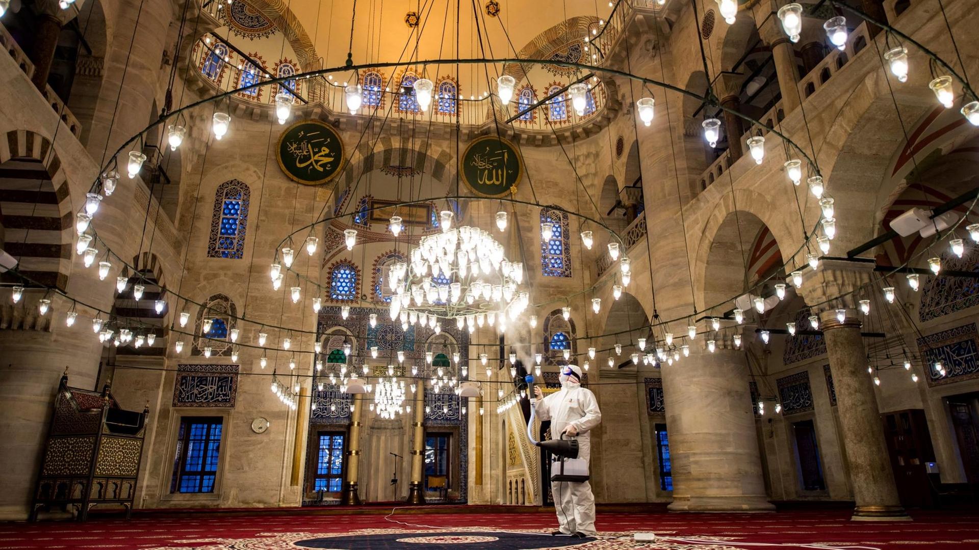 Ein Mitglied der Stadtverwaltung von Istanbul desinfiziert im März 2020 die Kilic-Ali-Pasa-Moschee, um die Ausbreitung des Coronavirus zu verhindern. Ein Mitglied der Stadtverwaltung von Istanbul desinfiziert im März 2020 die Kilic-Ali-Pasa-Moschee, um die Ausbreitung des Coronavirus zu verhindern.