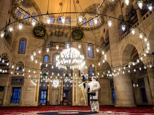 Ein Mitglied der Stadtverwaltung von Istanbul desinfiziert im März 2020 die Kilic-Ali-Pasa-Moschee, um die Ausbreitung des Coronavirus zu verhindern.