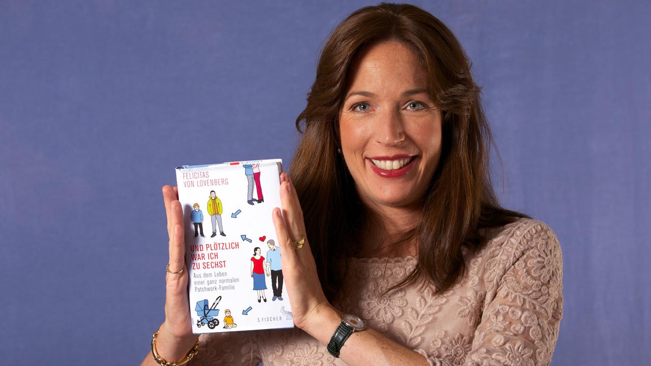 Die Journalistin und künftige Piper-Verlegerin Felicitas von Lovenberg ist auch Buchautorin: In "Und plötzlich war ich zu sechst" beschreibt sie das Leben einer Patchwork-Familie. Die Journalistin und künftige Piper-Verlegerin Felicitas von Lovenberg ist auch Buchautorin: In "Und plötzlich war ich zu sechst" beschreibt sie das Leben einer Patchwork-Familie.