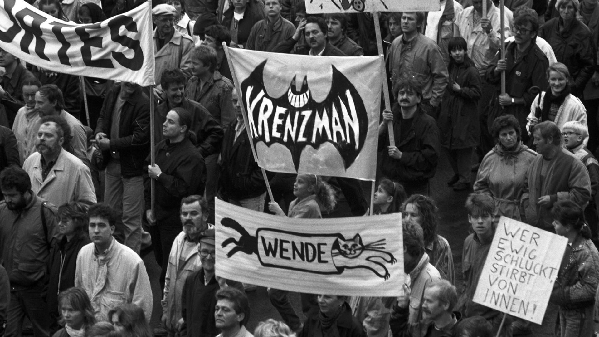 Bezeichnend für die Demonstration am 4.11.1989 waren die originellen Plakate und Banner. Bezeichnend für die Demonstration am 4.11.1989 waren die originellen Plakate und Banner.