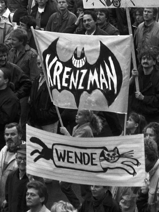 Bezeichnend für die Demonstration am 4.11.1989 waren die originellen Plakate und Banner.