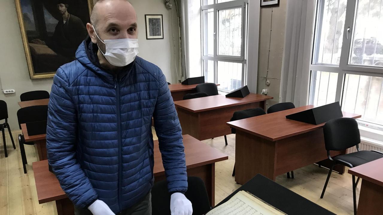 Svimon Jangulashvili mit Partitur im Lesesaal des Handschriftenzentrums Svimon Jangulashvili mit Partitur im Lesesaal des Handschriftenzentrums