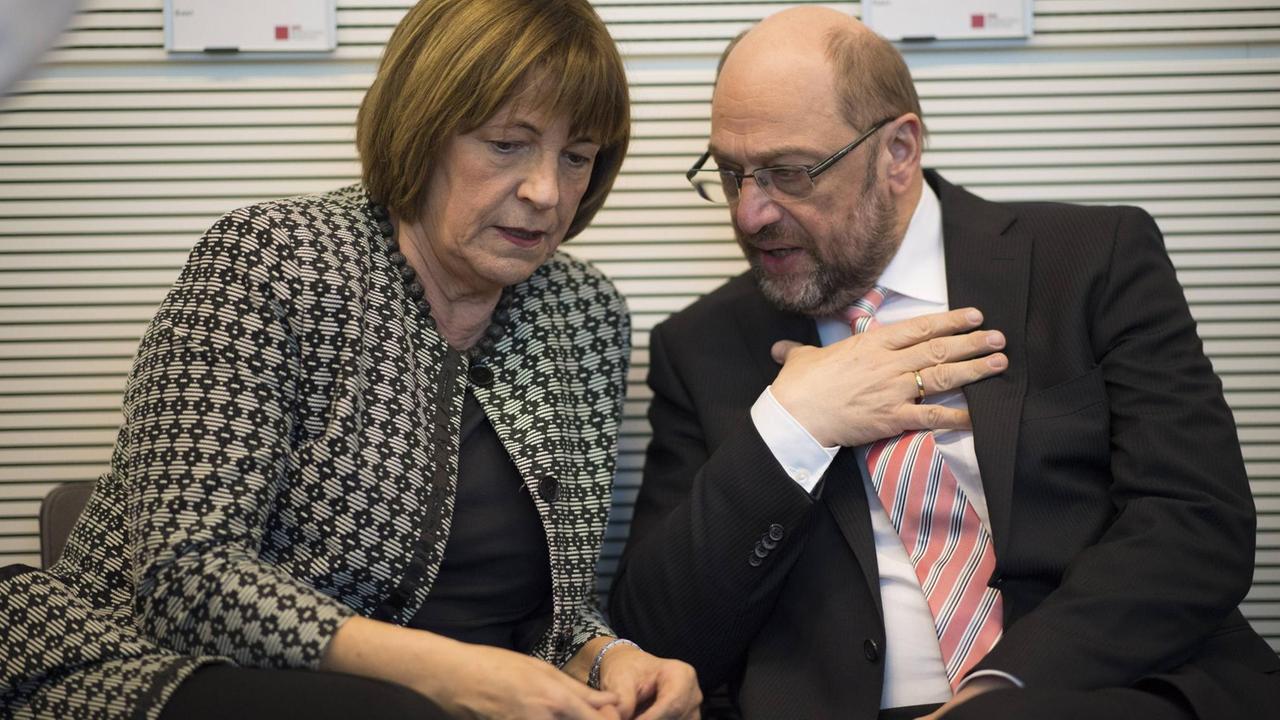 Ulla Schmidt mit SPD-Chef Martin Schulz im Gespräch Ulla Schmidt mit SPD-Chef Martin Schulz im Gespräch