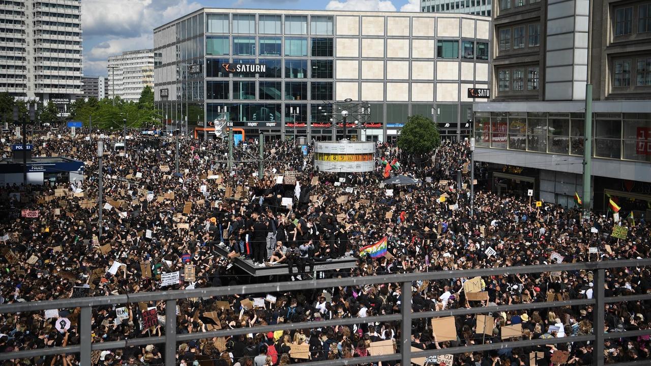 Teilnehmer einer Kundgebung protestieren auf dem Alexanderplatz gegen Rassismus und Polizeigewalt.