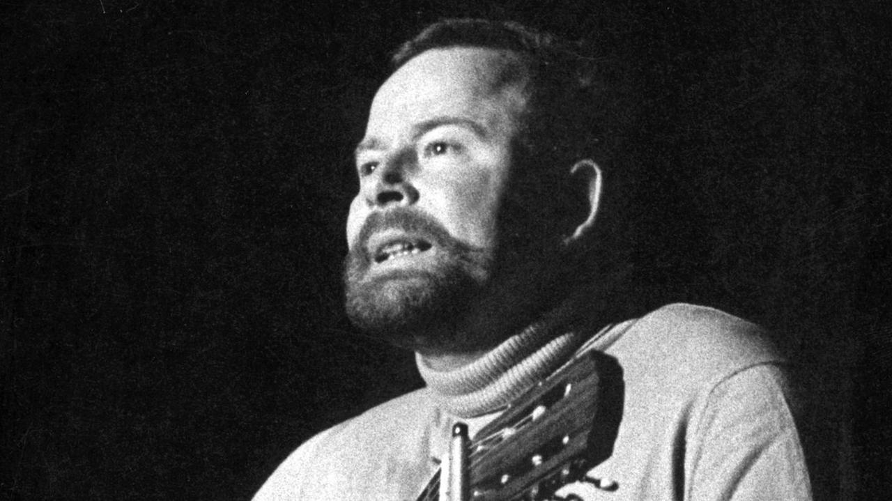 Der Liedermacher Franz Josef Degenhardt während der Generalprobe des Schauspiels "Nachrichten aus der Provinz" in der Schiller-Theater Werkstatt in Berlin Ende November 1967. Der Liedermacher Franz Josef Degenhardt während der Generalprobe des Schauspiels "Nachrichten aus der Provinz" in der Schiller-Theater Werkstatt in Berlin Ende November 1967.