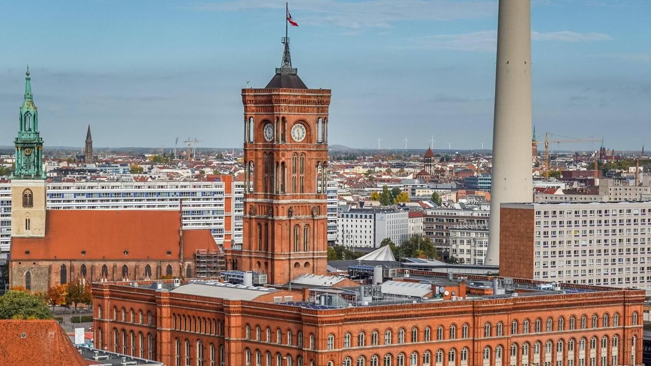 Blick von oben auf Rotes Rathaus und Nikolaiviertel in Berlin-Mitte Blick von oben auf Rotes Rathaus und Nikolaiviertel in Berlin-Mitte