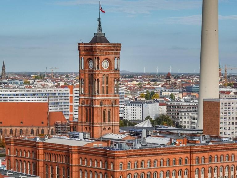 Blick von oben auf Rotes Rathaus und Nikolaiviertel in Berlin-Mitte