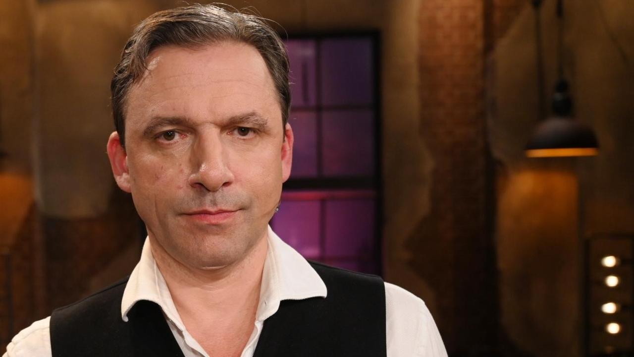 Der Künstler Rocko Schamoni steht nach der Aufzeichnung der WDR-Talkshow "Kölner Treff" im Studio. Der Künstler Rocko Schamoni steht nach der Aufzeichnung der WDR-Talkshow "Kölner Treff" im Studio.