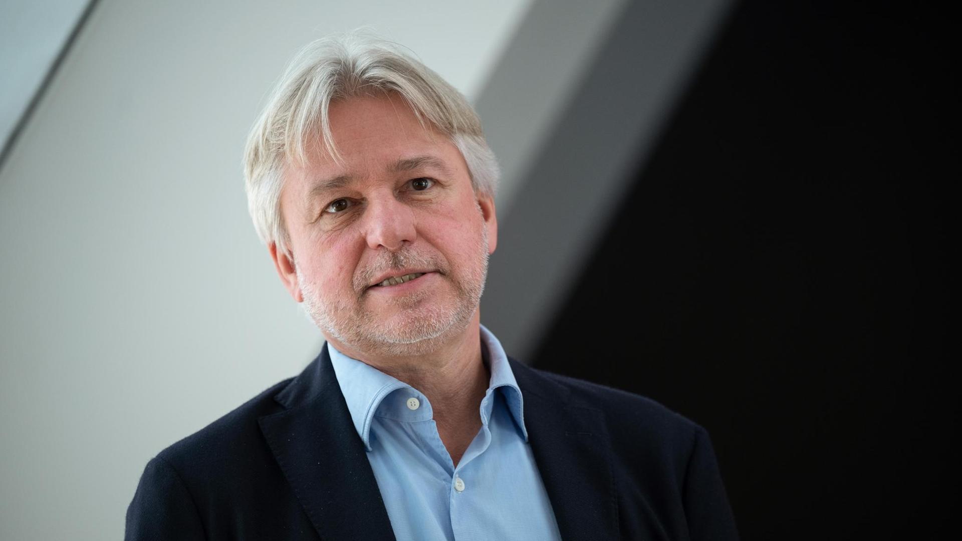 Ein Mann mit grauen Haaren, in Hemd und Anzug: Juergen Boos, Direktor der Frankfurter Buchmesse, spricht während der Vorschau-Pressekonferenz zur Frankfurter Buchmesse 2021. Ein Mann mit grauen Haaren, in Hemd und Anzug: Juergen Boos, Direktor der Frankfurter Buchmesse, spricht während der Vorschau-Pressekonferenz zur Frankfurter Buchmesse 2021.