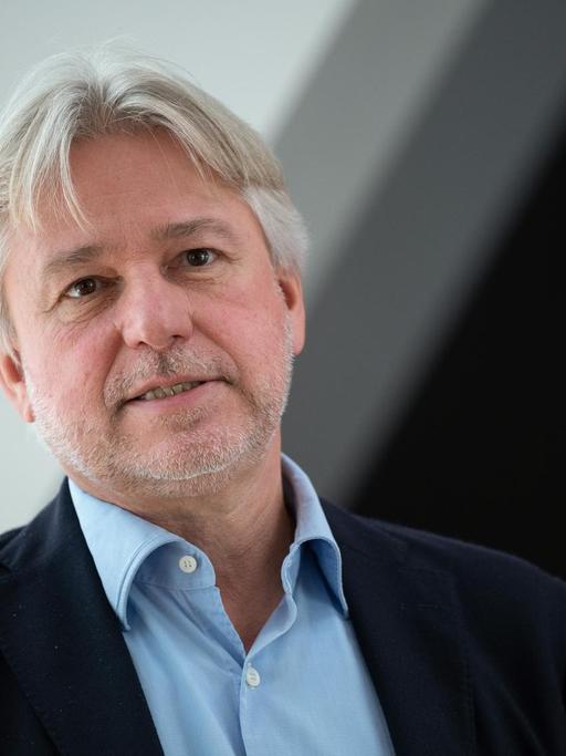Ein Mann mit grauen Haaren, in Hemd und Anzug: Juergen Boos, Direktor der Frankfurter Buchmesse, spricht während der Vorschau-Pressekonferenz zur Frankfurter Buchmesse 2021.