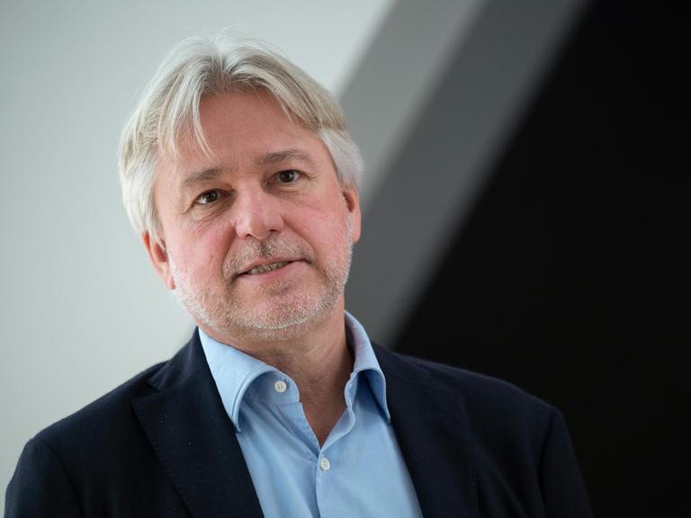 Ein Mann mit grauen Haaren, in Hemd und Anzug: Juergen Boos, Direktor der Frankfurter Buchmesse, spricht während der Vorschau-Pressekonferenz zur Frankfurter Buchmesse 2021.